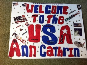 Das Schild das sie am Flughafen dabei hatten. Welcome to the USA!